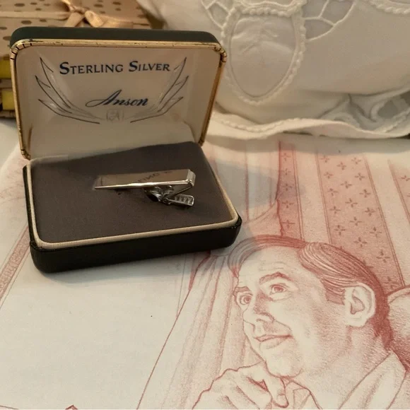 VINTAGE ANSON STERLING SILVER MEN’S TIE BAR IN ORIGINAL BOX, ESTABLISHED 1949